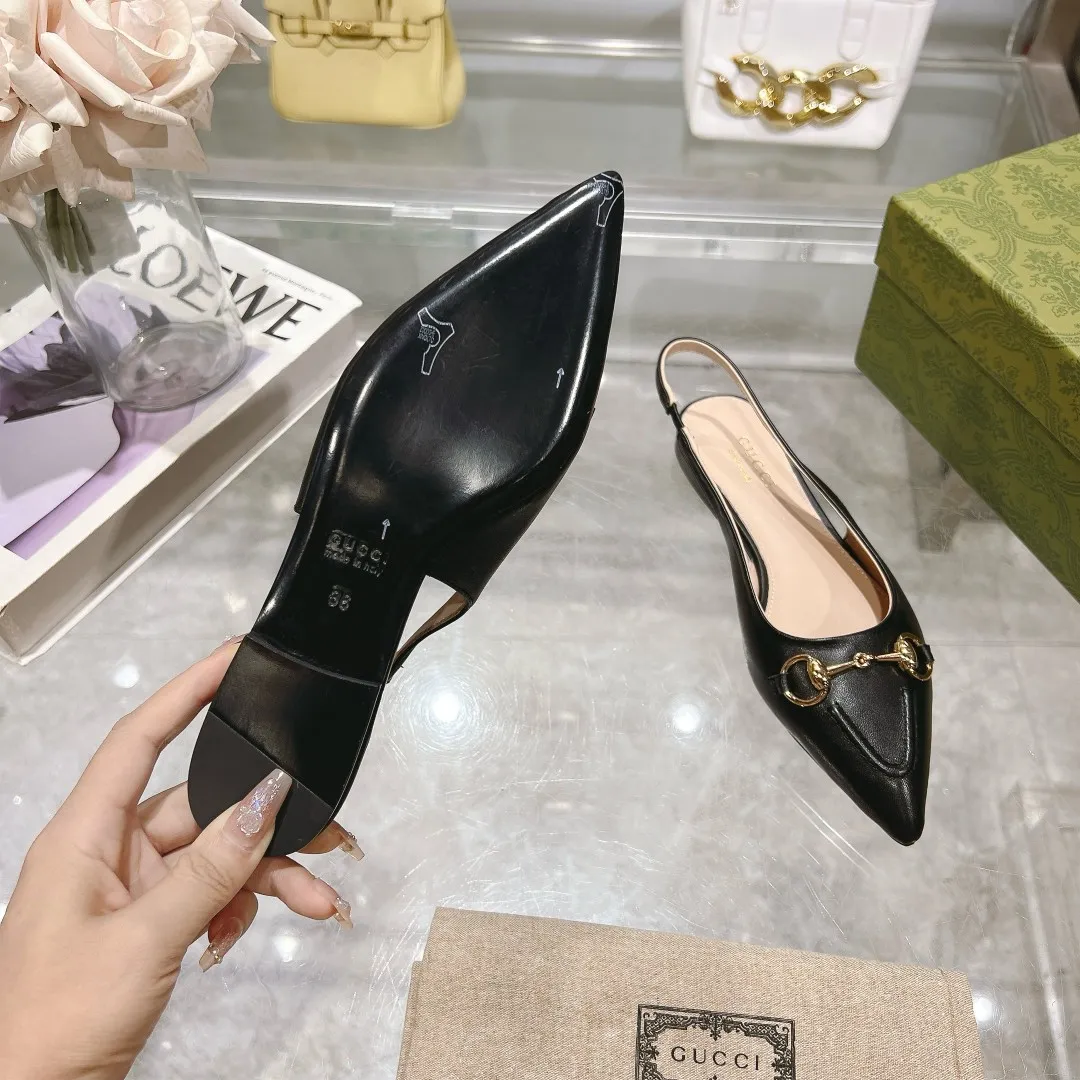👟👟Ex-factory price 440👟👟 (genuine leather sole +40) Gucci Original GG canvas adds dazzling essence to these slingback pumps. Brown leather piping and light gold-toned hardware are complemented by beige and brown graphics. The pointed toe, elasticated straps and low heel all work together to create a comfortable fit. Upper: Made of first-layer imported patent cowhide/sheepskin lining. Outsole: Rubber non-slip outsole/genuine leather outsole. Size: 35-42 (34/41 42 customized, non-refundable)​